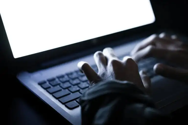 Detuvieron a un hombre por cometer grooming a un niño de San Francisco a través de Tik Tok