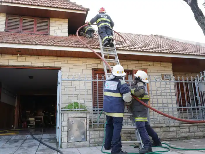 Bomberos apagando el incendio