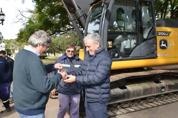 Entrega formal de maquinarias: El Ministro de Desarrollo Agrario Provincial visitó Chascomús