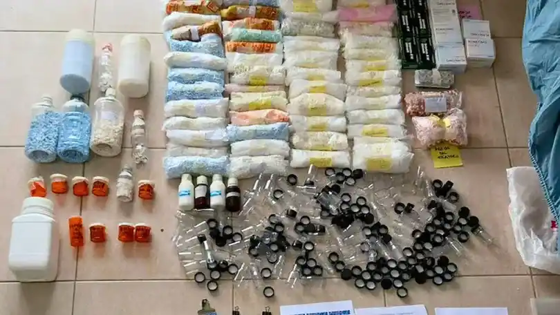 Secuestraron más de 8000 píldoras, insumos de embalaje y un auto de alta gama. Foto: Agencia NA/Policía de la Ciudad