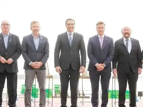 Insfrán y sus pares del NEA en reunión por la hidrovía