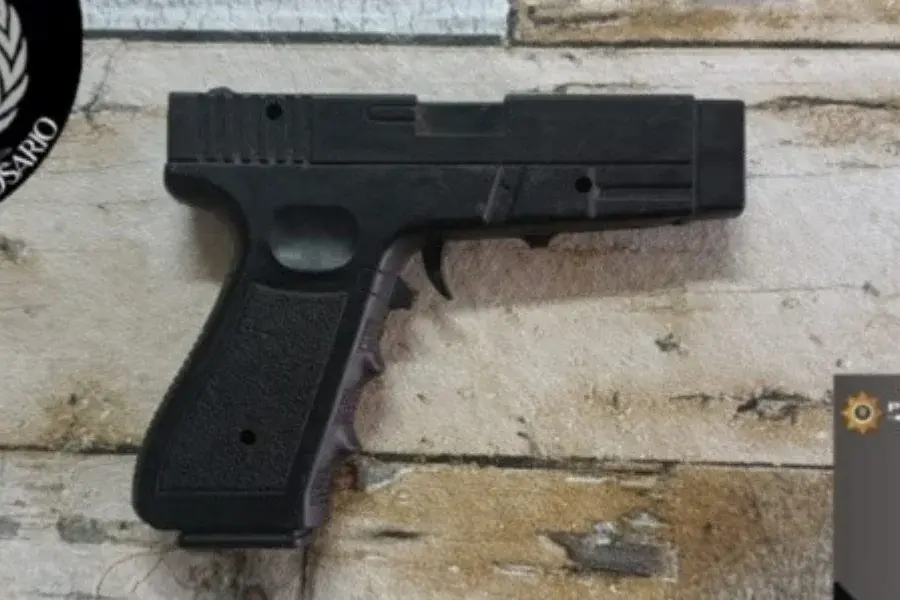 Un alumno de 13 años llevó una pistola falsa a la escuela en barrio Tablada
