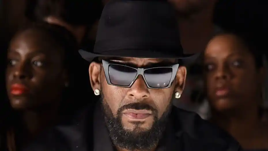 Acusan al cantante de Space Jam de tener secuestradas a seis esclavas sexuales