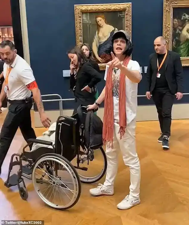 El atacante entró en silla de ruedas y con peluca. 