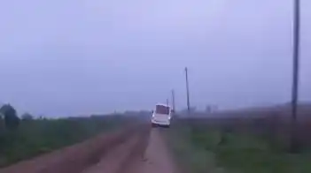 Un micro que salía del barrio terminó en la zanja del camino de acceso.