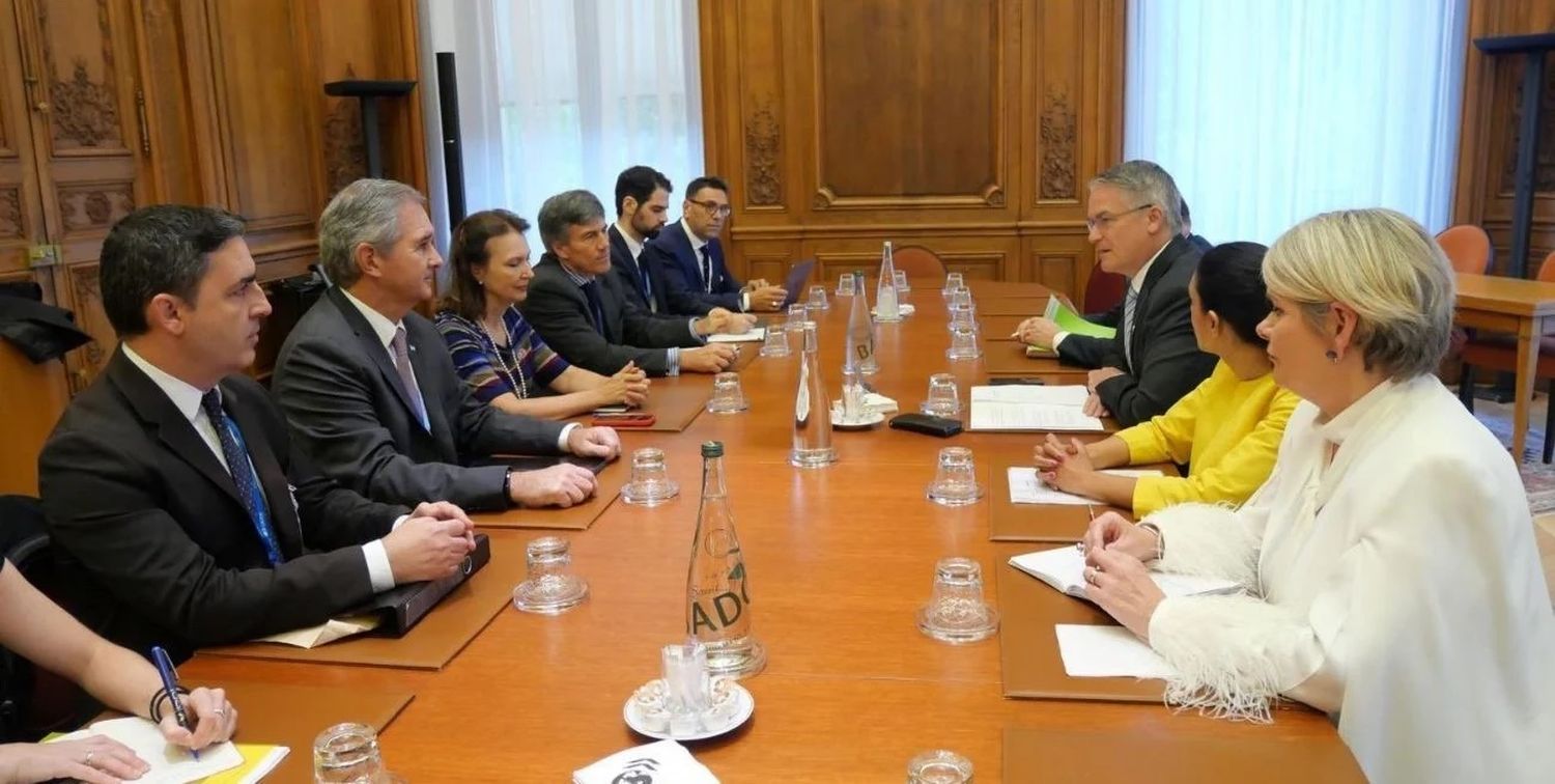 La Canciller y el secretario de Finanzas argentinos, durante el encuentro con el secretario general de la OCDE, Mathias Cormann. Crédito: Gentileza.