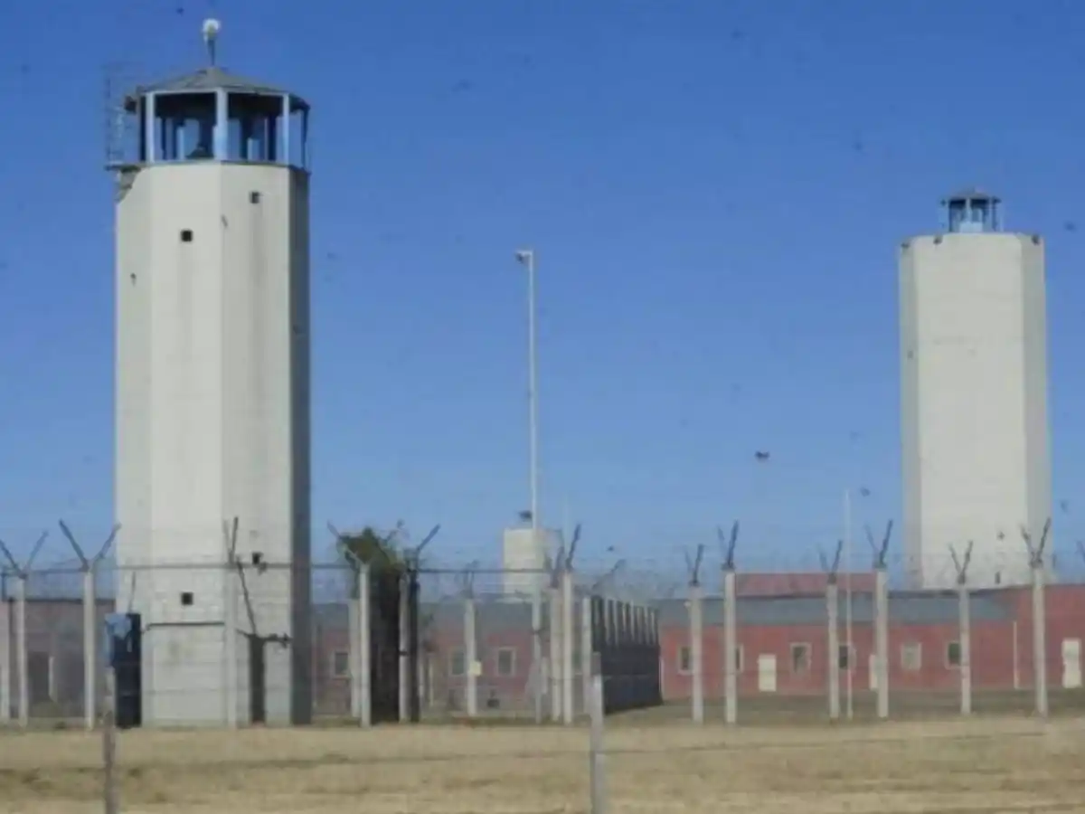 Detienen a penitenciario que quiso entrar drogas y celulares