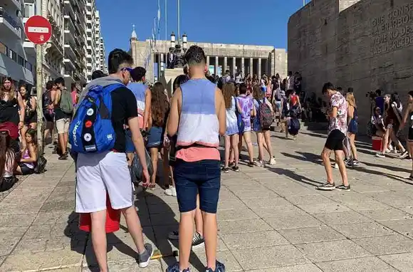 Alumnos de cuarto año de secundaria celebraron el "banderazo" en el Monumento