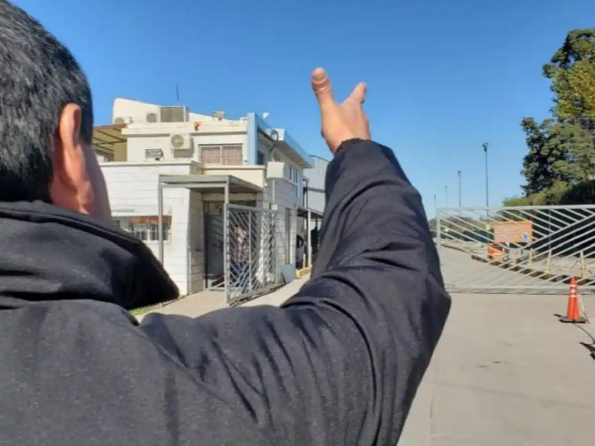 Chofer y héroe: le tiró el colectivo a un ladrón para impedir un robo