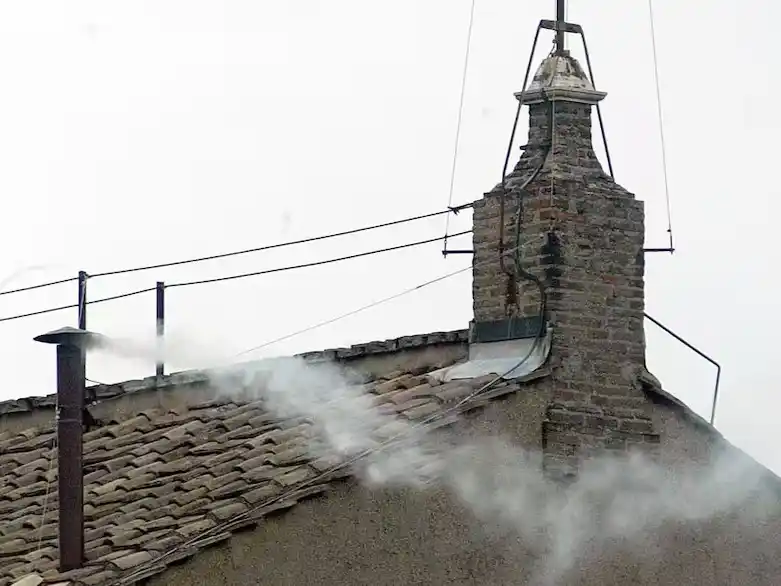 Fumata blanac vista desde la plaza de San Pedro.