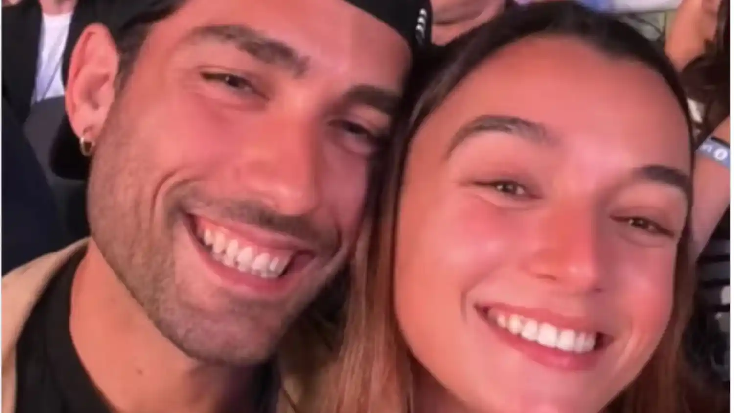 Publicó una selfie con su novia y explotaron los comentarios al ver quién estaba detrás