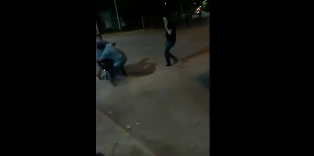 El insólito video del Intendente de San Vicente que salió a "cazar" motociclistas por la noche