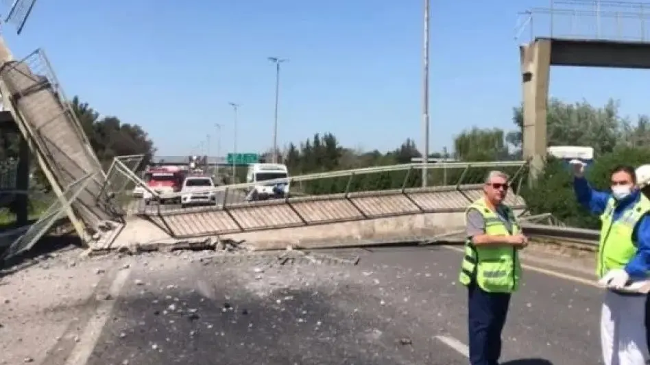 Caos en Ruta 2 por un camión que derribó un puente peatonal en pleno éxodo turístico