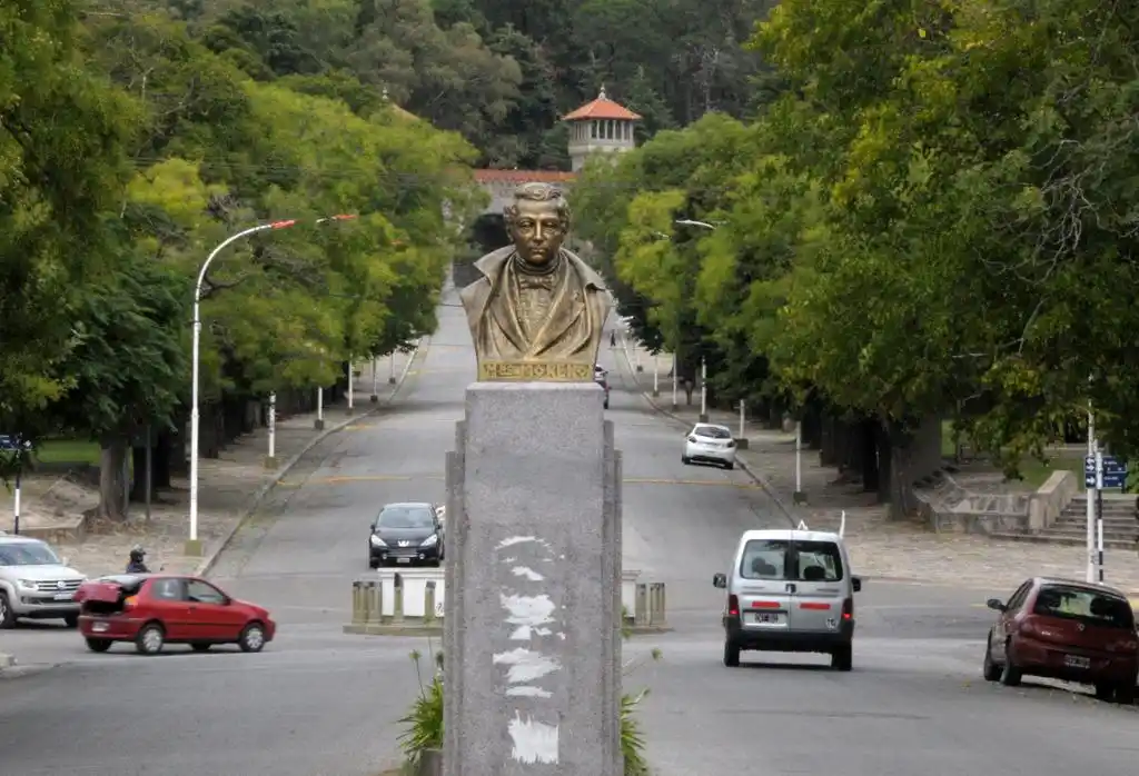 Tandil: Volvieron a instalar el busto de Moreno pero lo pusieron mirando para otro lado y estallaron las criticas