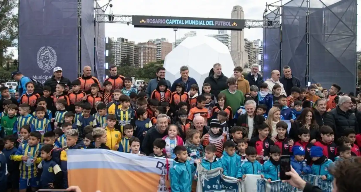 “Esta ciudad es la que más jugadores le dio a la selección argentina y muchos de los que no nacieron acá vinieron a formarse acá, y algunos vinieron a jugar en los clubes de acá. Y a todos los queremos homenajear”. Foto: Gentileza
