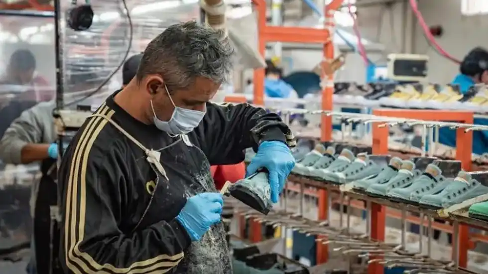 La marca dejará de fabricar en Beccar, despedirá personal y pasará a importar zapatillas terminadas desde Asia