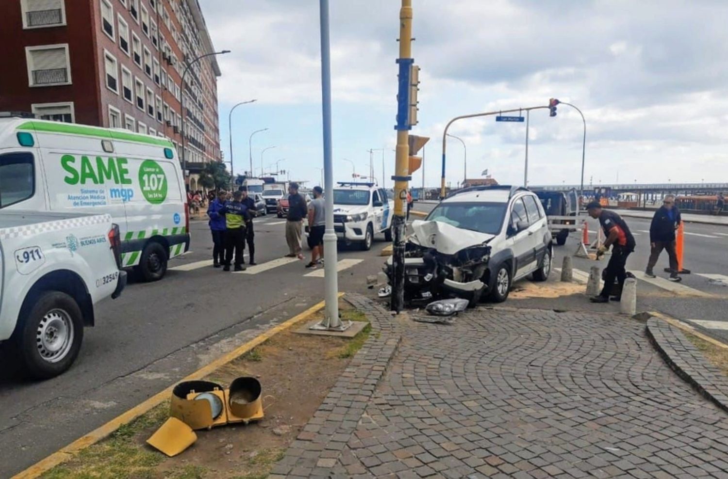 Joven se quedó dormido y chocó el semaforo de Buenos Aires y San Martín