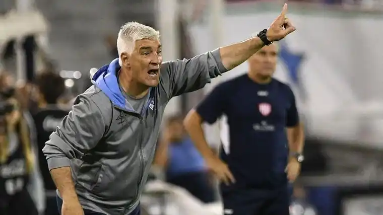 Omar De Felippe dejó de ser el DT de Atlético Tucumán