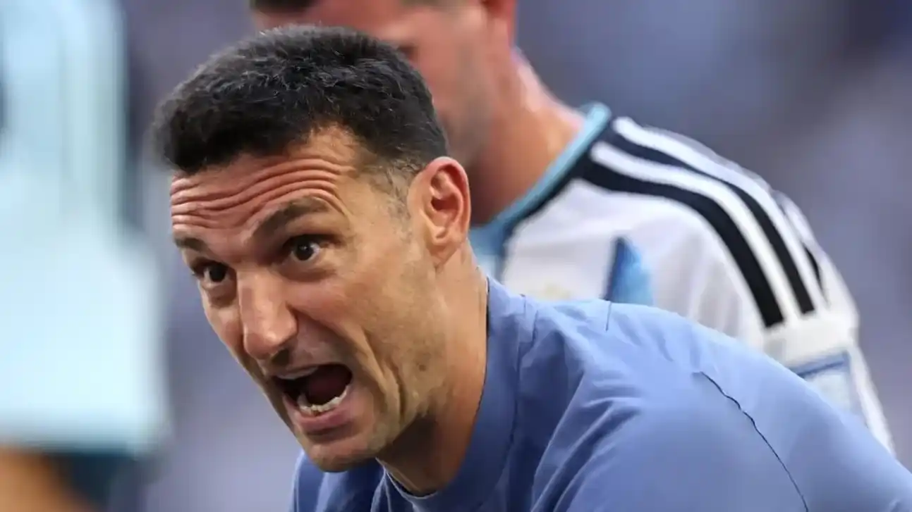 Lionel Scaloni da indicaciones, La Selección Argentina venció a su par de Cabo Verde 3-2. Foto: Getty Images