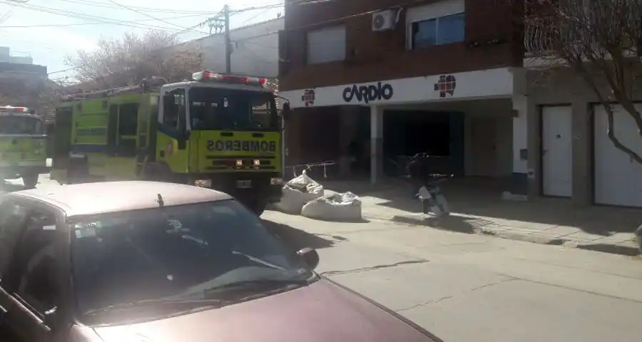 Dos hospitalizados tras incendiarse el primer piso de un edificio