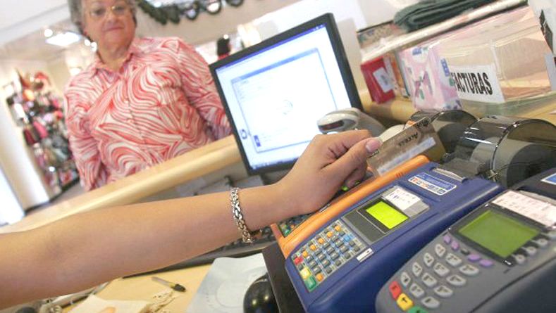 Eliminaron la devolución del IVA para las compras con tarjeta de débito