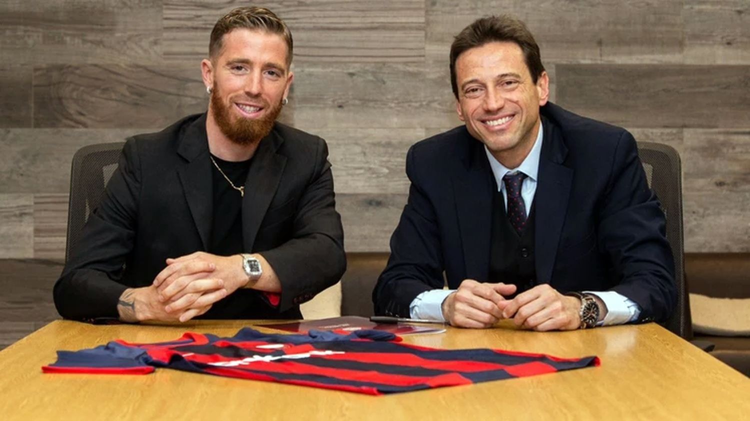 Iker Muniain con el presidente Marcelo Moretti, al firmar su vínculo con San Lorenzo.