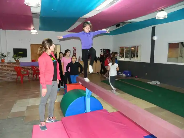 La escuela de gimnasia artística del Club Independiente en funcionamiento. 