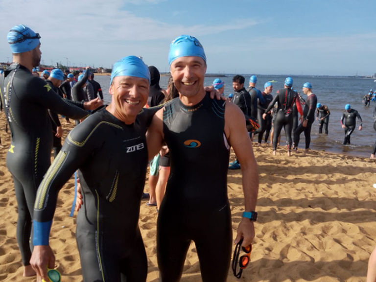 Ricardo Fariña y Hernán Rivas durante una prueba de triatlón en Paraguay, el año pasado.