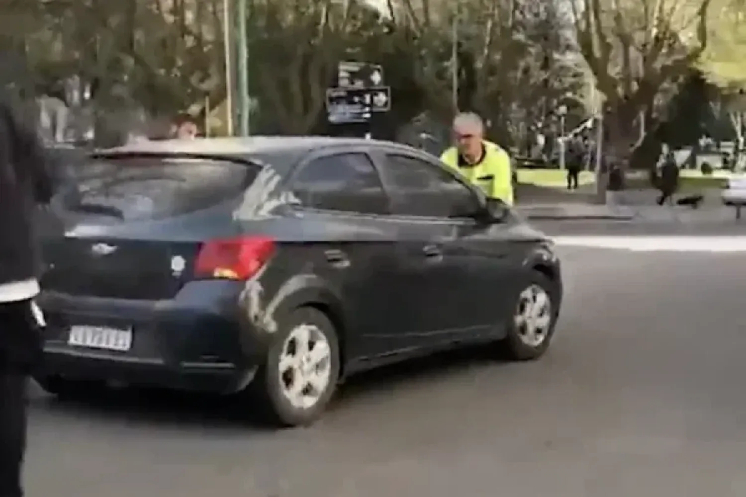 Mar del Plata: Una mujer arrastró por la calle a un agente de tránsito que quería realizarle una multa