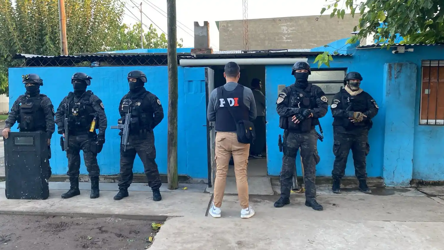 Nueva modalidad en Rafaela: uno roba la bici del patio y el otro lo espera afuera con el auto