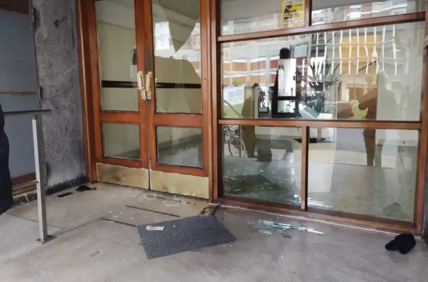 Malos conocidos: se cruzaron en la calle y comenzaron una pelea