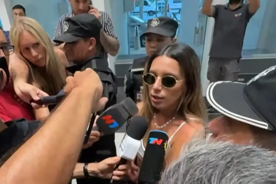 La joven llegó acompañada por su padre, Mariano Páez, luego de viajar desde Río de Janeiro con escala en la Ciudad de Buenos Aires.