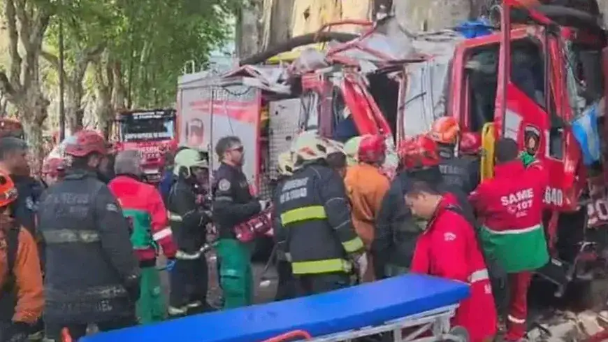 Un camión de bomberos chocó contra la ex cárcel de Caseros tras impactar con un colectivo - 2