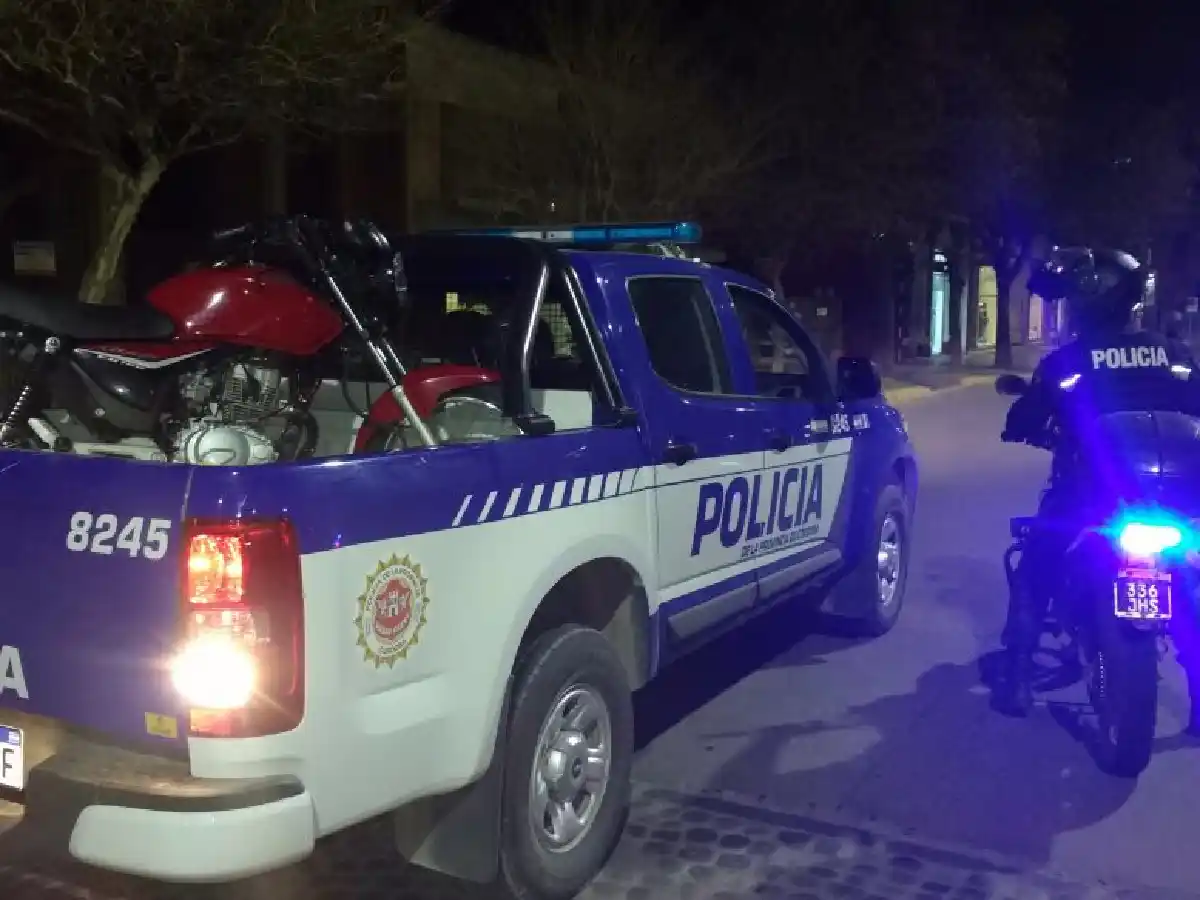 Moto con tres ocupantes y conducida por un menor de 13 años pasó en rojo el semáforo y actuó la policía 