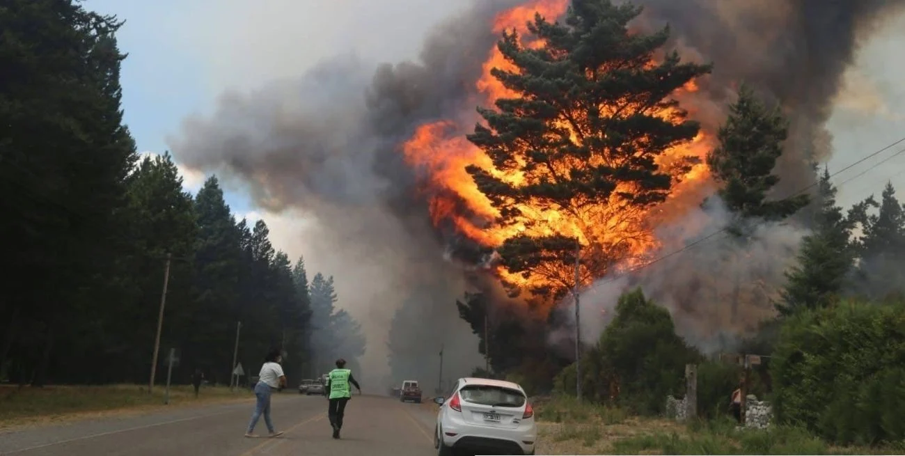 El ministro de Seguridad y Justicia de Chubut confirmó que el incendio en Epuyén "fue intencional y puso en peligro a miles de familias"