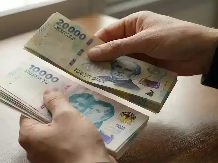El salario mínimo cayó 39% desde fines de 2023 y hoy vale menos que en 2001