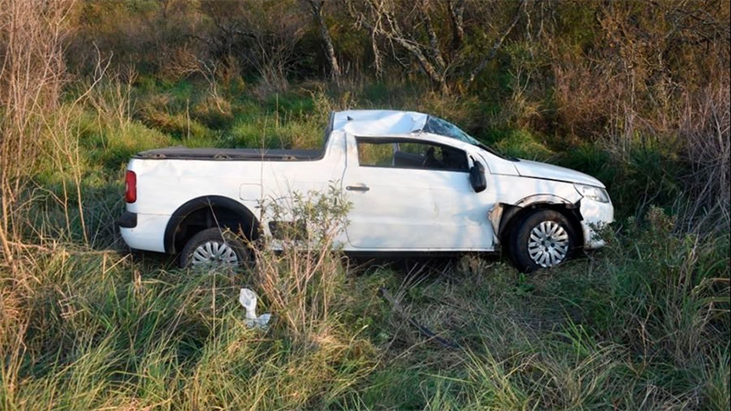Quiso sobrepasar una camioneta  y terminó volcando