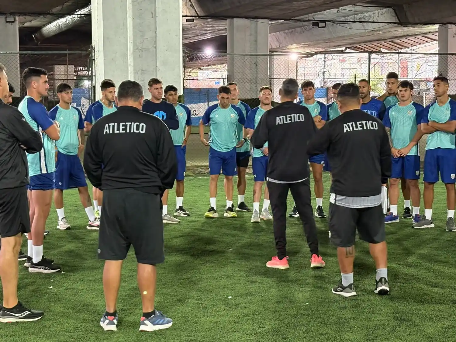 Juárez y el plantel Cremoso en el último entrenamiento previo al duelo de hoy a las 16 ante Defensores de Belgrano. Foto: @OficialAMSyD