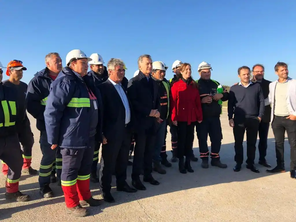 Macri y Vidal recorrieron la nueva terminal para el comercio automotriz en el puerto de Campana