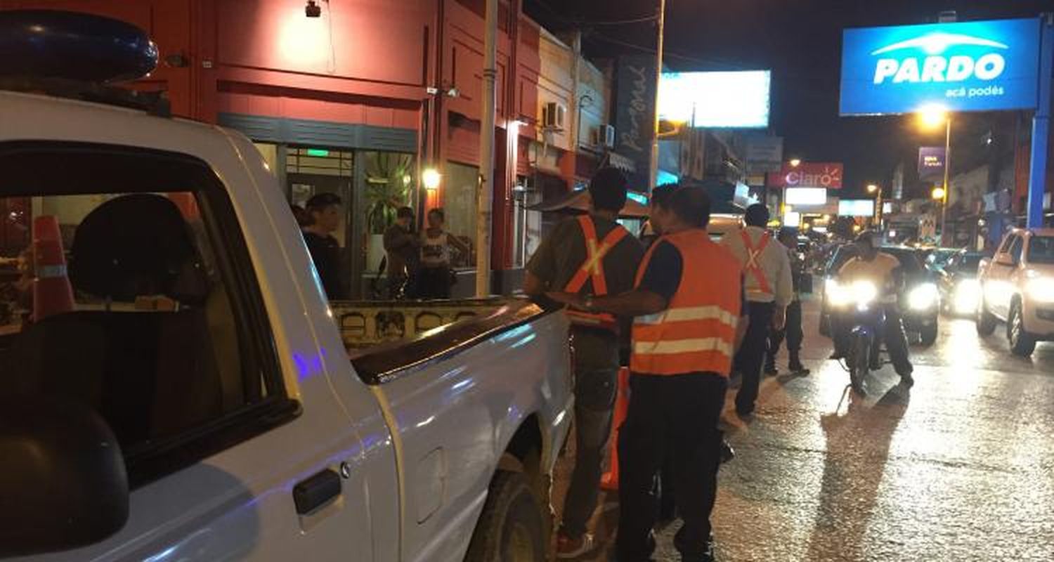 Dos adolescentes aprehendidos por agredir a un inspector y romper el vidrio de un móvil