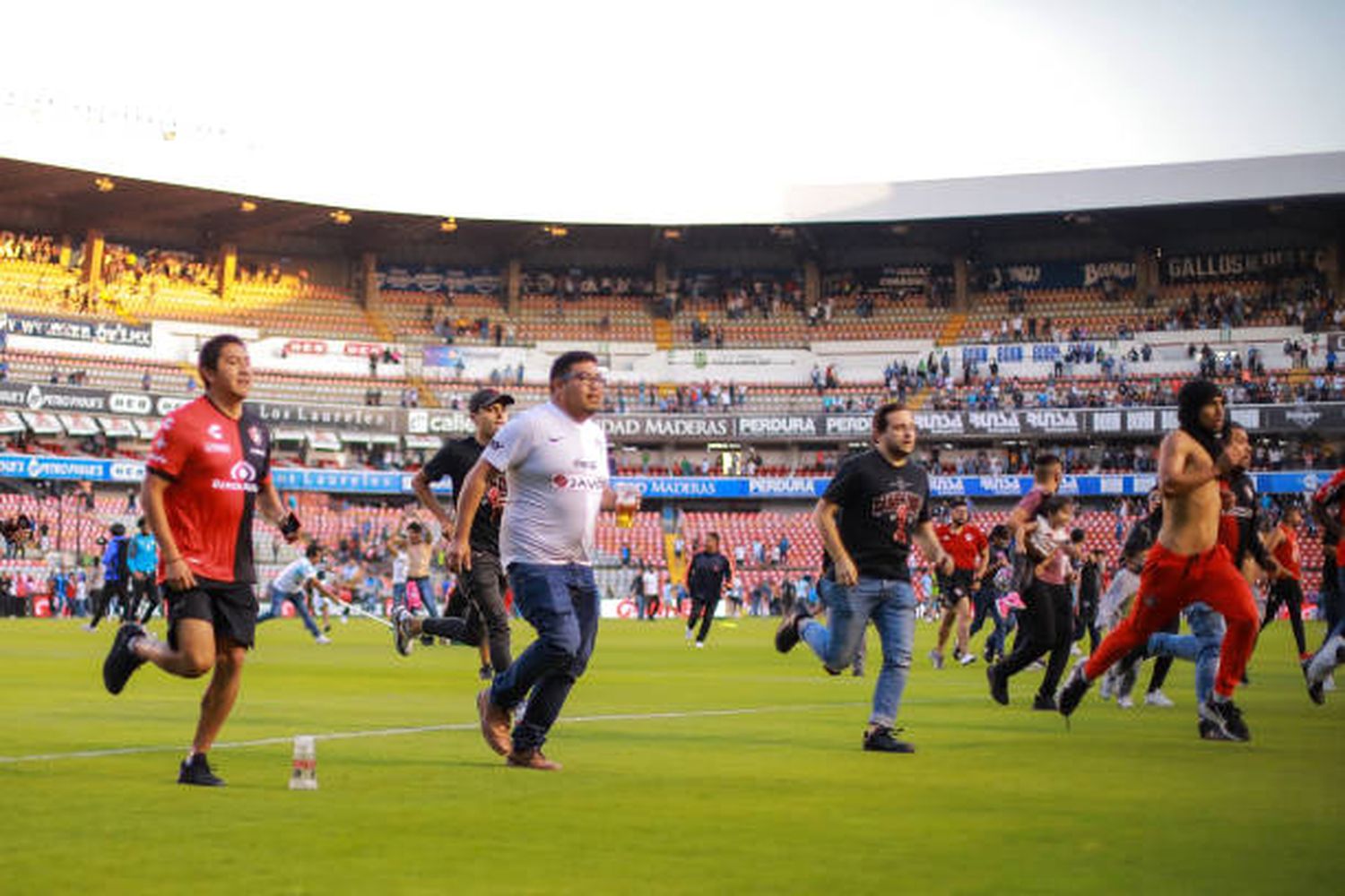 Suspenden la Liga MX por los graves disturbios