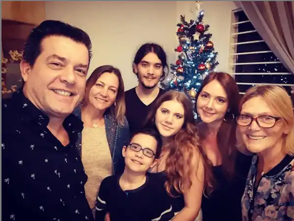 Miguel de León compartió la postal navideña de su familia en 2020. Foto: Instagram