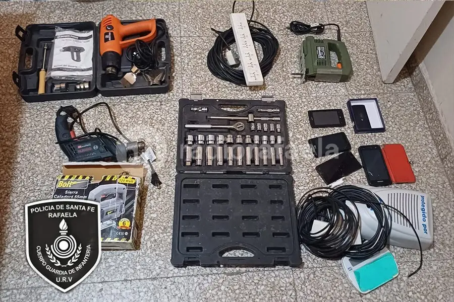 Dijo que estaba cirujeando, vio a la policía y salió corriendo tirando cajas de herramientas y celulares