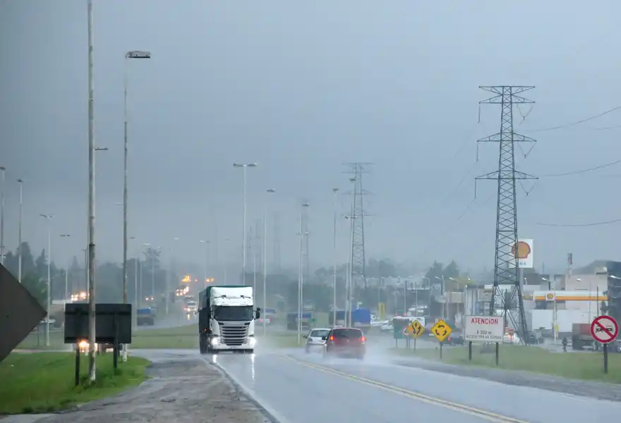 El cielo se oscureció y la lluvia cayó con fuerza en Tandil