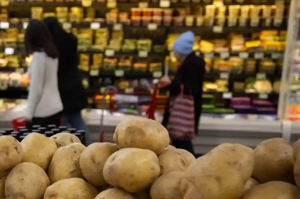 Los argentinos cada vez recurren más a endeudarse para ir al supermercado