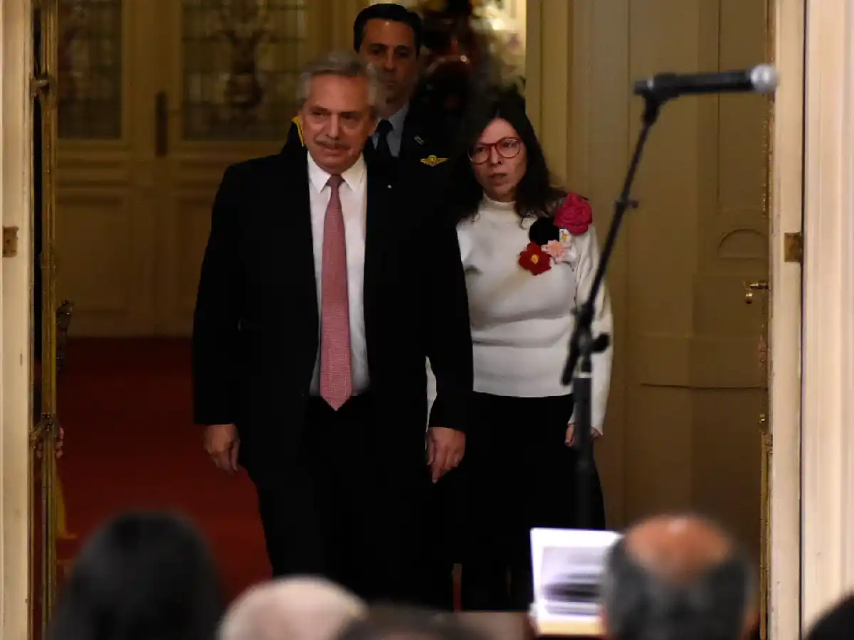 Batakis puso a disposición su renuncia como ministra de Economía