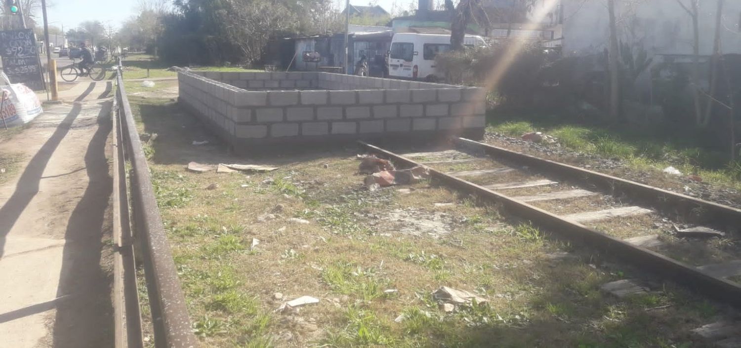 Insólita toma de terrenos en Pilar: Denuncian la construcción de una vivienda en medio de las vías del tren 