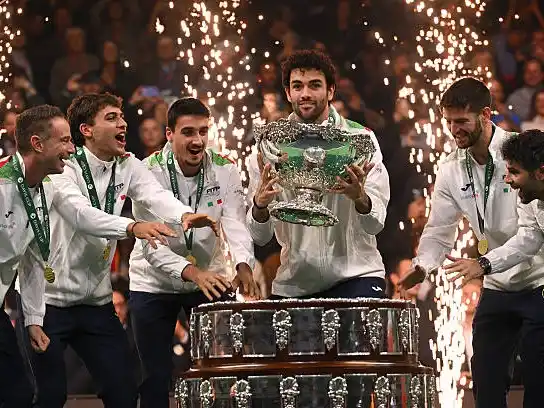 Italia festeja con la ensaladera de plata.