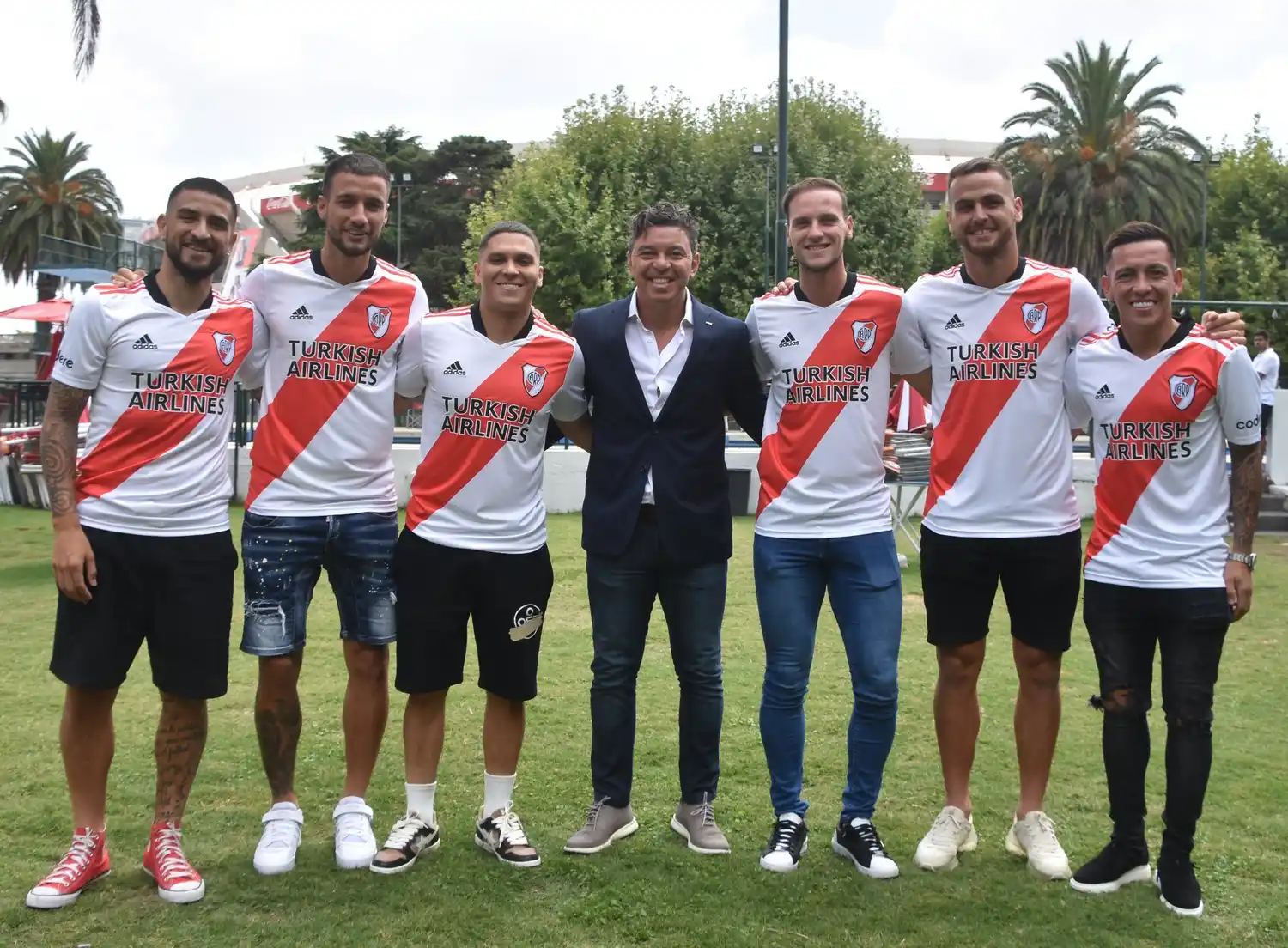 Gallardo, junto a los seis refuerzos.