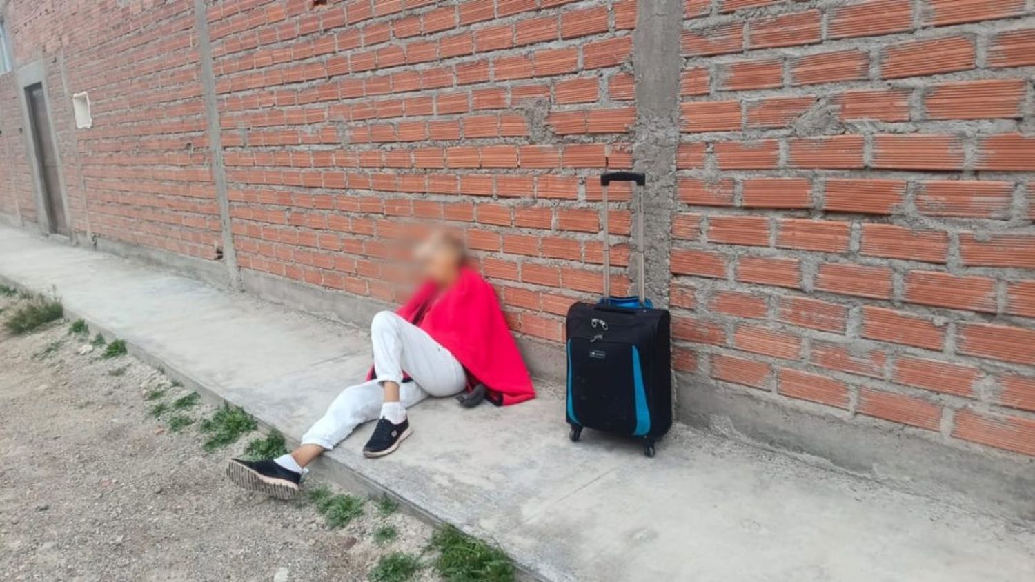 Abuela venezolana pierde la vida en plena vía pública: LA ENCONTRARON SENTADA EN UNA ACERA EN BOLIVIA